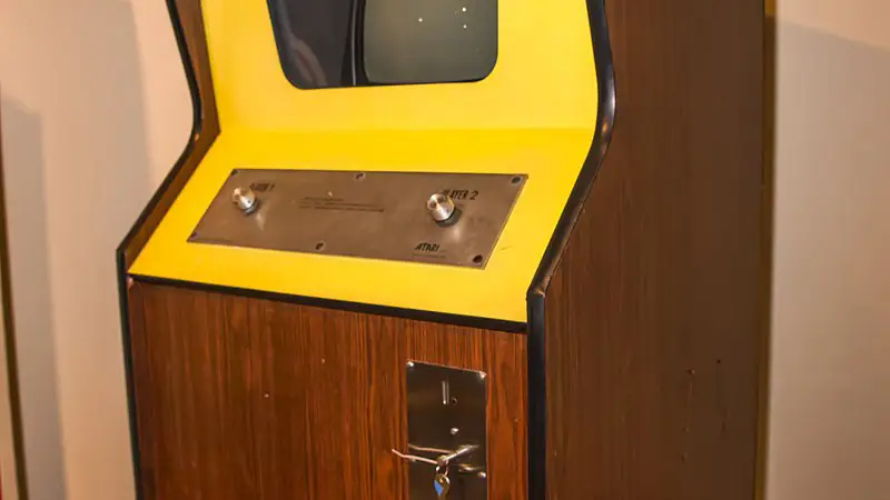 Máquina arcade con el videojuego Pong.