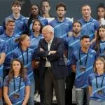 El presidente de Proyecto Fer, el empresario Juan Roig, posa ayer en la foto de familia junto a los atletas participantes en esta edición