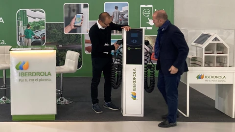 El delegado de Iberdrola en Castilla y León, Miguel Calvo, visita el expositor en el Salón del Automóvil Híbrido y Eléctrico de Valladolid