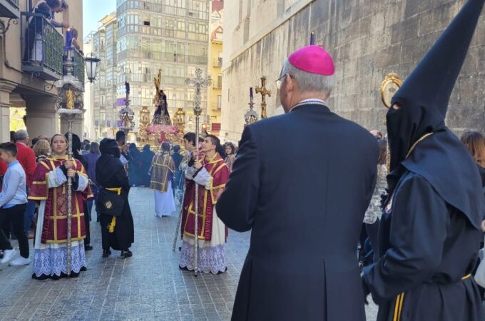 El obispo de Jaén con la imagen de Nuestro Padre Jesús "El Abuelo" al fondo