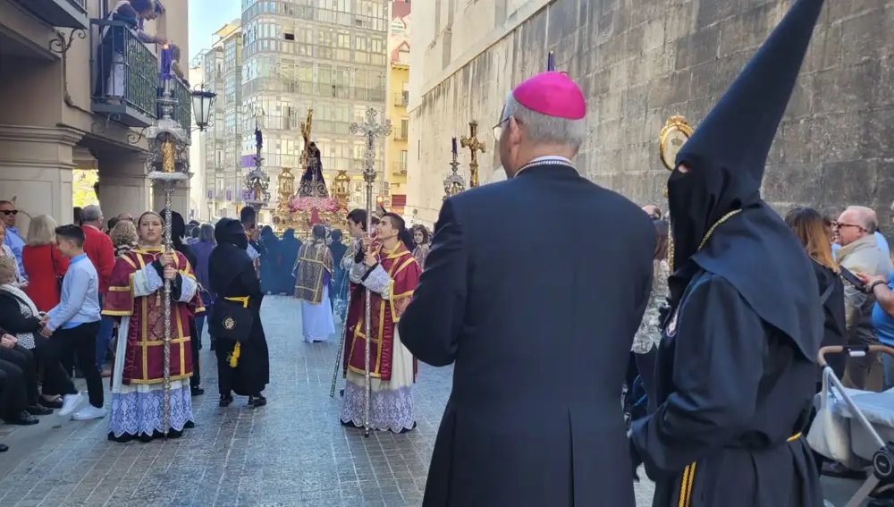El obispo de Jaén con la imagen de Nuestro Padre Jesús &quot;El Abuelo&quot; al fondo