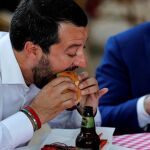 Salvini comiendo hamburguesa