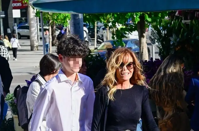 Lara Dibildos asiste junto a su hijo Álvaro a la misa funeral por su madre 