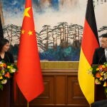 La ministra de Exteriore de Alemania, Annalena Baerbock, junto a su homólogo chino, Qin Gang 