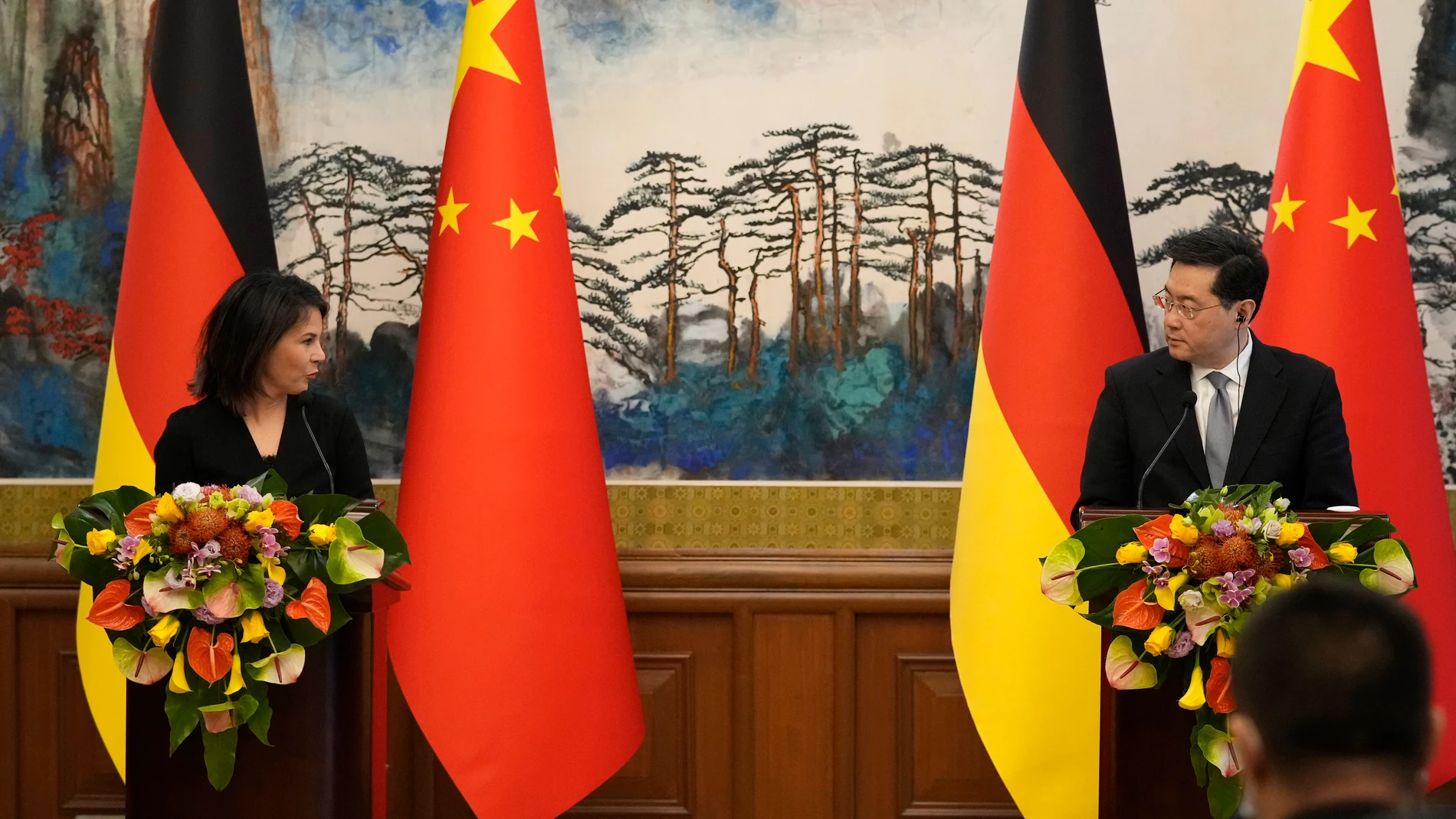 La ministra de Exteriore de Alemania, Annalena Baerbock, junto a su homólogo chino, Qin Gang 