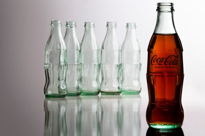 Imagen de los clásicos envases de vidrio de Coca-Cola