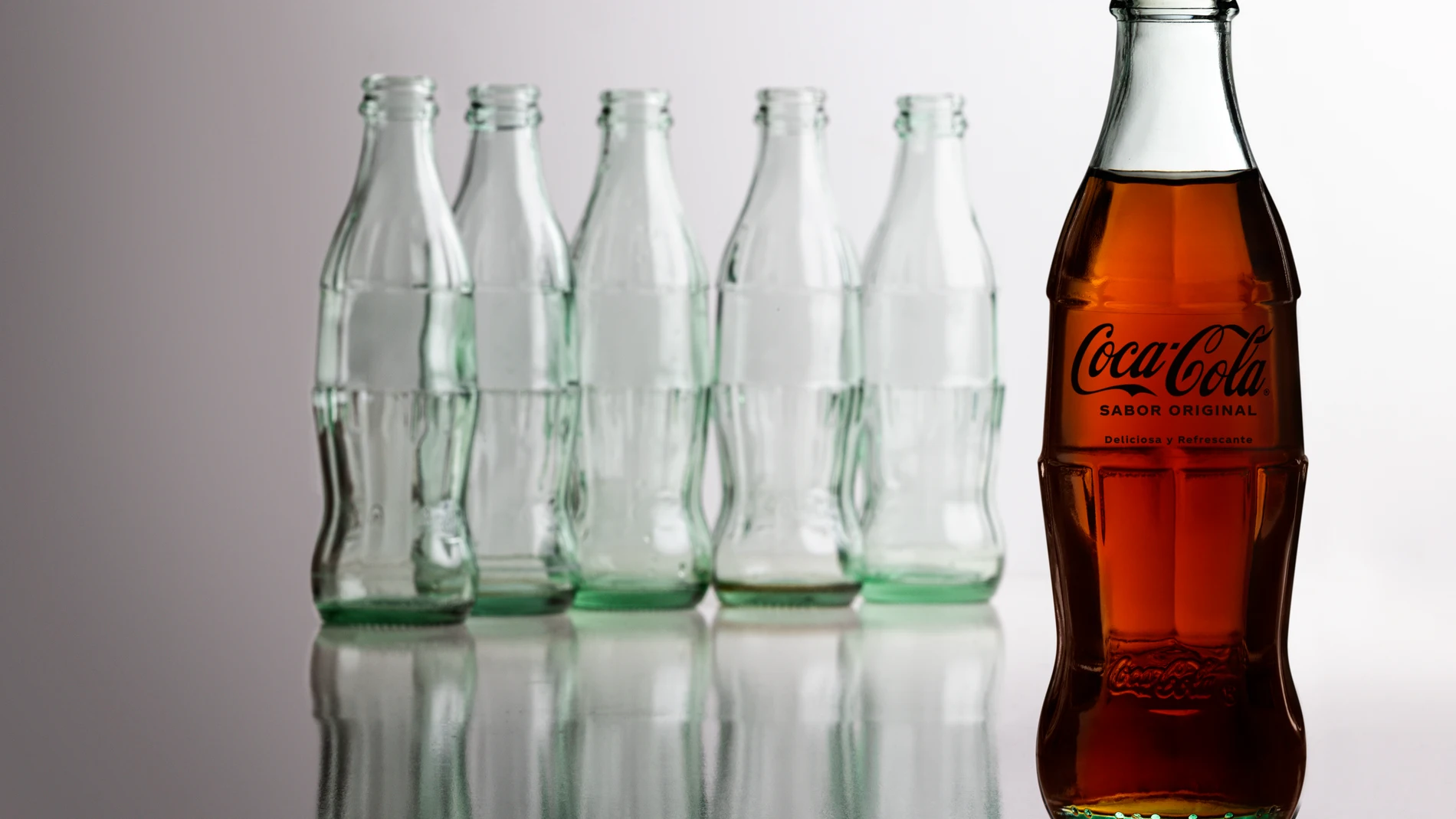 Imagen de los clásicos envases de vidrio de Coca-Cola