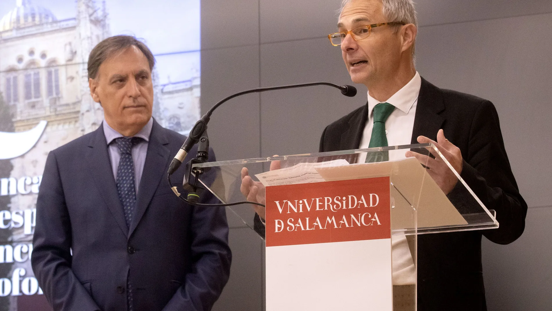 El rector de la Usal, Ricardo Rivero interviene en la jornada en presencia del alcalde de Salamanca, Carlos García Carbayo