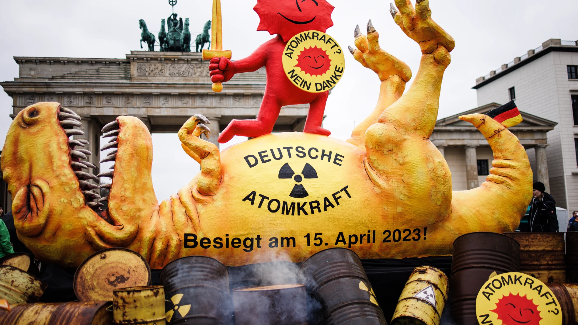 Berlin (Germany), 15/04/2023.- A sculpture of a dead dinosaur is on display during a protest of the environmental organization Greenpeace in front of the Brandenburg Gate in Berlin, Germany, 15 April 2023. Greenpeace displayed a sculpture of a dinosaur, designed by German artist Jacques Tilly, during a protest to mark the day of the nuclear power phase-out in Germany. (Protestas, Alemania) EFE/EPA/CLEMENS BILAN 