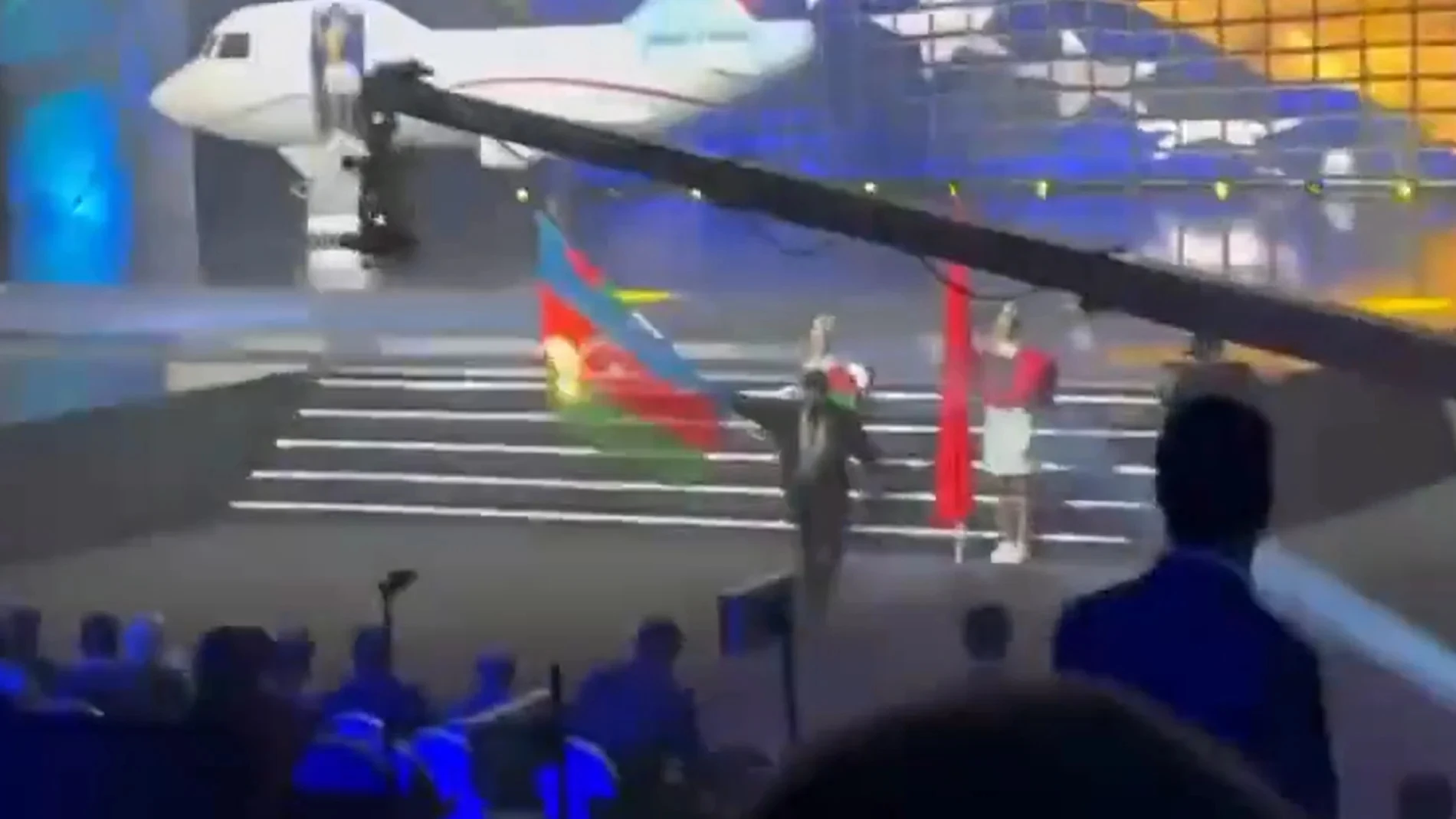 Queman en directo la bandera de Azerbaiyán en el Europeo de Halterofilia