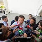 El alcalde de Valladolid, Óscar Puente, atiende a los medios de comunicación a su llegada a Valencia