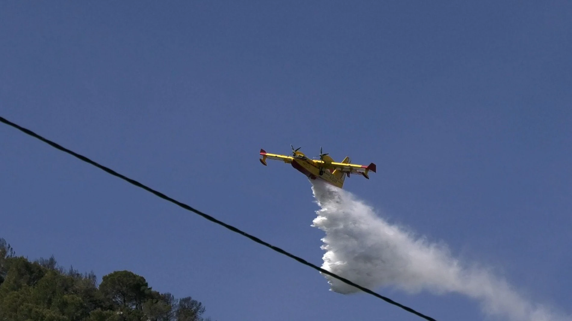 Una imagen de los equipos de extinción que trabajan en el incendio de la Casella (Alzira)