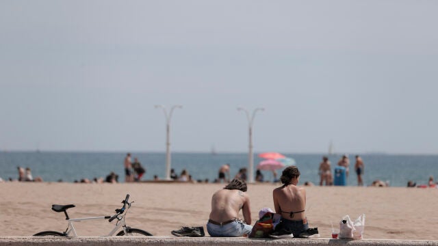 Imagen de archivo de varios jóvenes disfrutando del buen tiempo en la playa de la Malvarrosa en Valencia