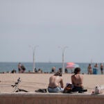Imagen de archivo de varios jóvenes disfrutando del buen tiempo en la playa de la Malvarrosa en Valencia