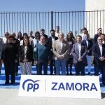 El candidato del PP Jesús María Prada, junto a su equipo y el presidente provincial Jesús María Barrios