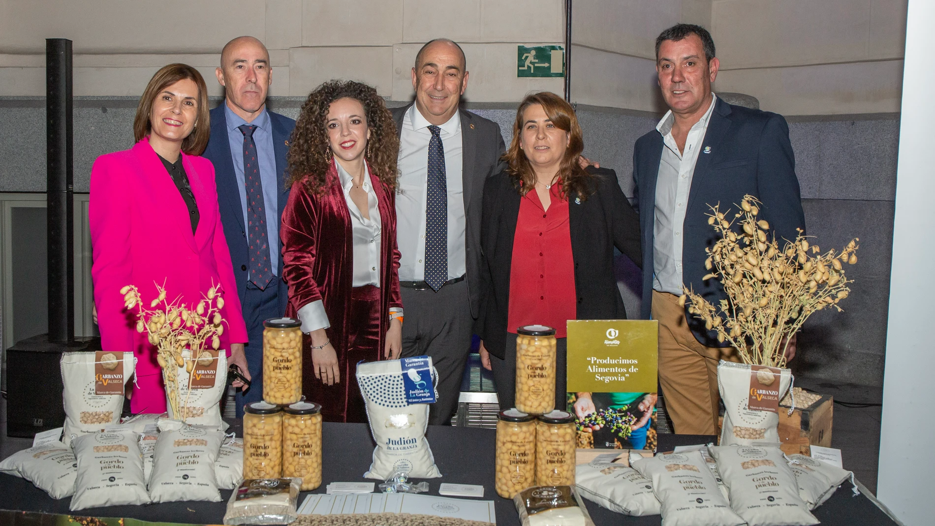 El presidente de la Diputación de Segovia, Miguel Ángel de Vicente, y otros representantes de la institución con algunos de los alimentos que estarán en Madrid
