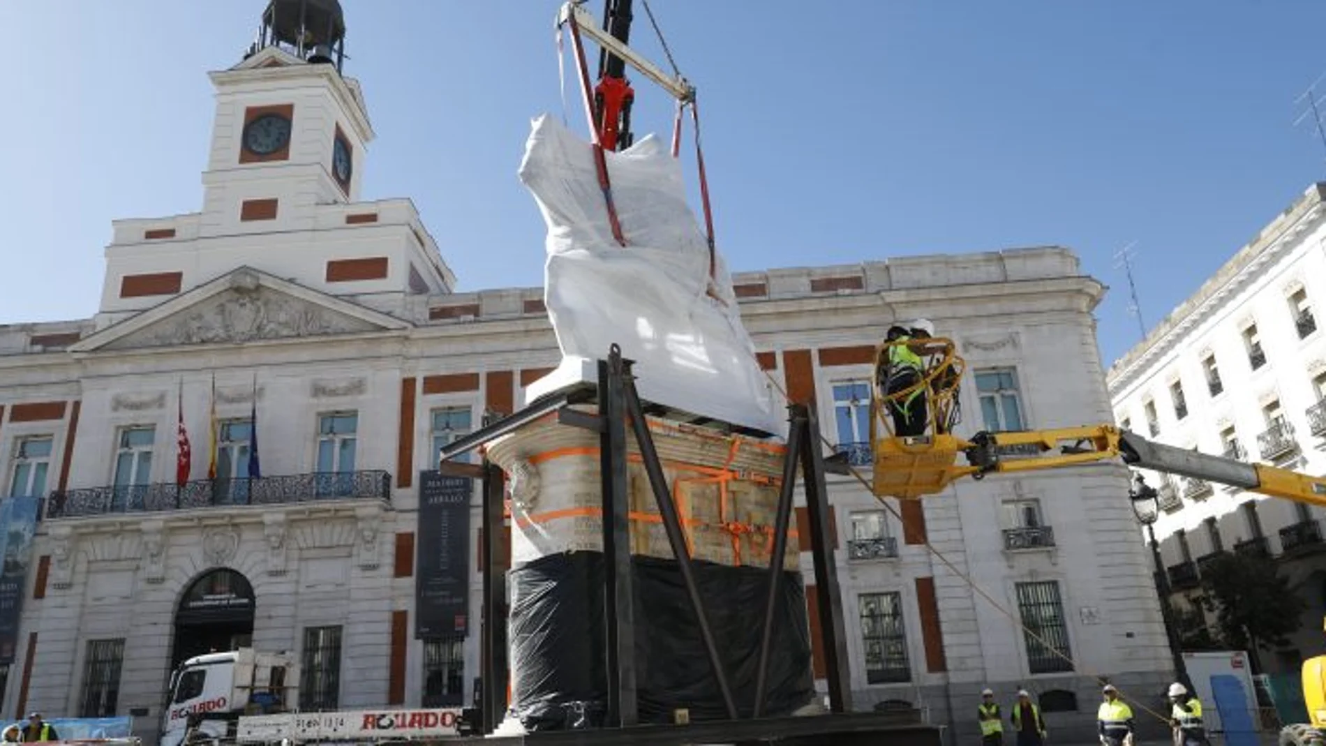 La estatua de Carlos III ya está en su nueva ubicación de la Puerta del Sol
