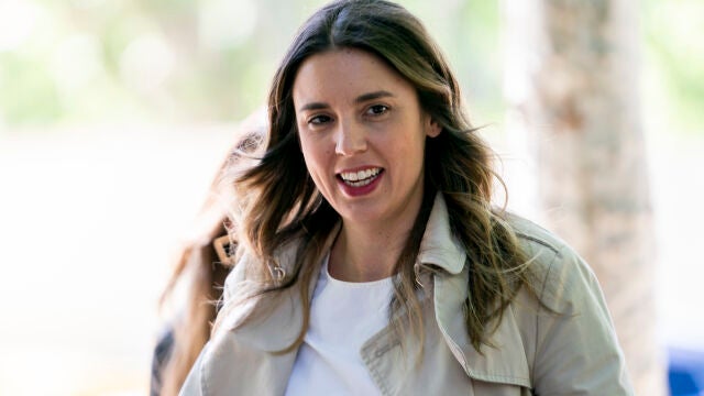 Irene Montero visita una exposición en el Museo del Traje 