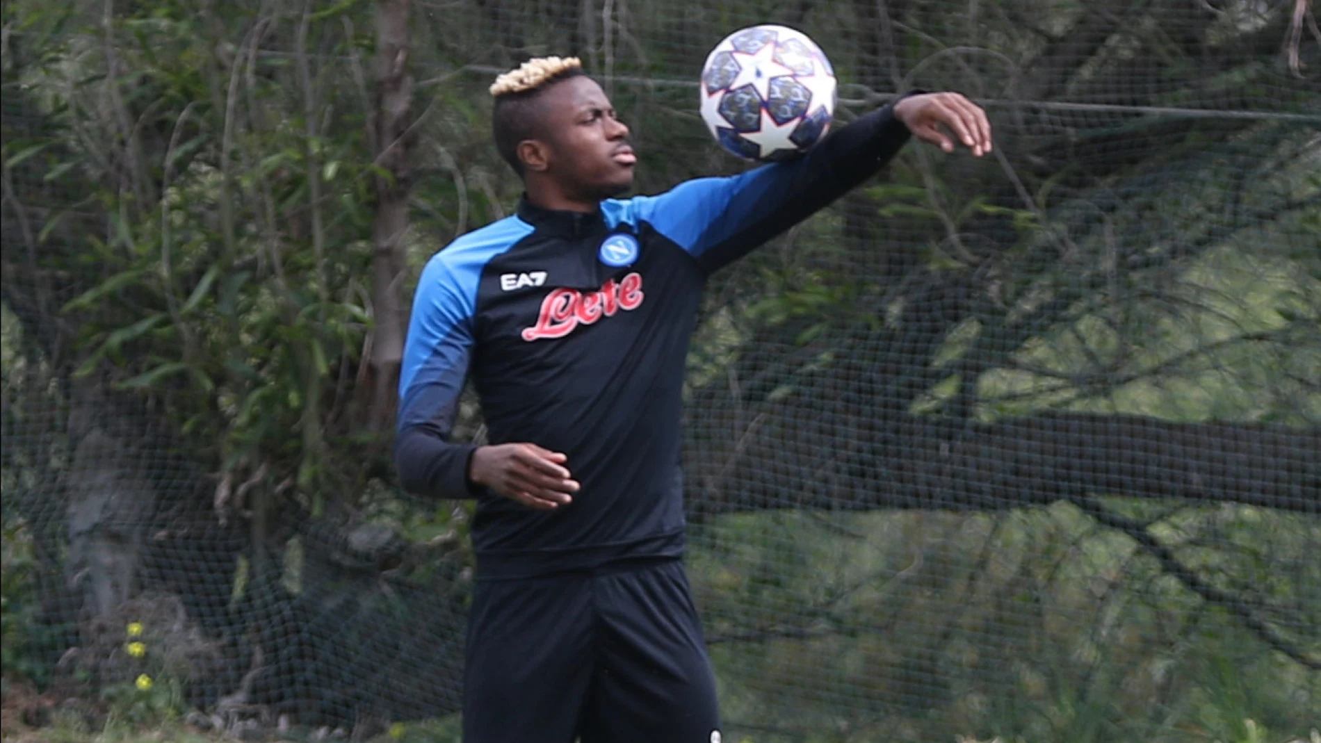 Naples (Italy), 17/04/2023.- Napoli's forward Victor Osimhen attends his team's training session at the club's training ground in Castel Volturno, north of Naples, Italy, 17 April 2023. Napoli will face AC Milan in the UEFA Champions league Quarter final second leg match on 18 April 2023. (Liga de Campeones, Italia, Nápoles) EFE/EPA/CESARE ABBATE 