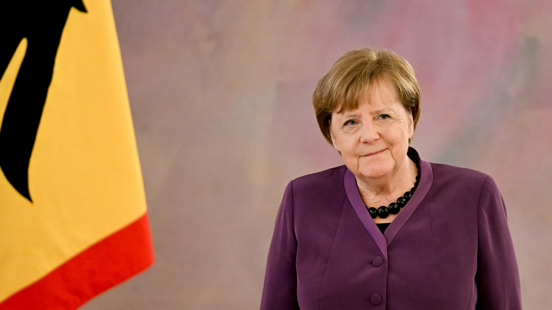 Berlin (Germany), 17/04/2023.- Former German Chancellor Angela Merkel (R) looks on as she is introduced by German President Frank-Walter Steinmeier (unseen) as laureate to receive the 'Grand Cross of the Order of Merit of the Federal Republic of Germany' during a ceremony at the Bellevue Palace in Berlin, Germany, 17 April 2023. (Alemania) EFE/EPA/FILIP SINGER 