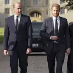 Britain&#39;s Prince William, Prince of Wales, left and Prince Harry walk to meet members of the public at Windsor Castle, following the death of Queen Elizabeth II 