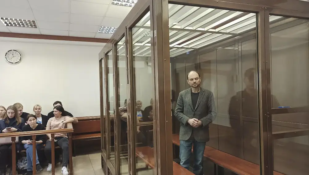 A handout picture made available by Moscow City ?ourt press service shows Russian opposition activist Vladimir Kara-Murza in the cage during the verdict announcement in the Moscow City court in Moscow, Russia, 17 April 2023. 
