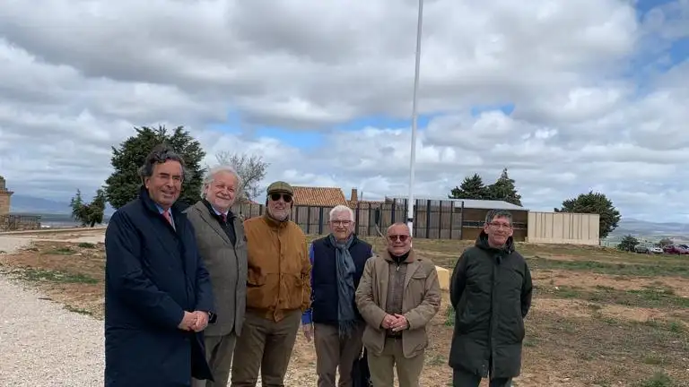 Los embajadores y Amalio de Marichalar, entre otros, junto a la bandera de España