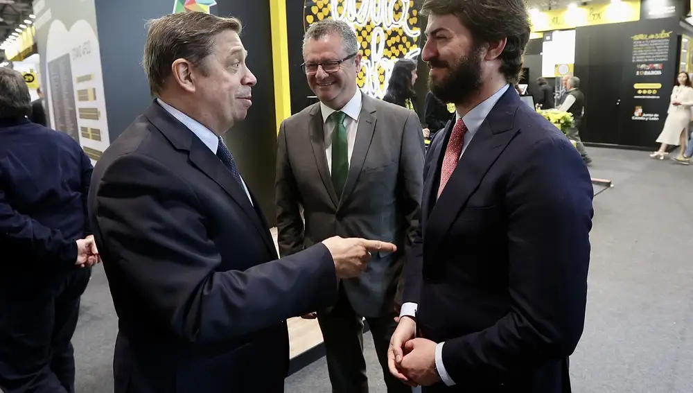 El viepresidente García-Gallardo conversa con el ministro Luis Planas en presencia del consejero Gerardo Dueñas en el Salón Gourmet de Madrid