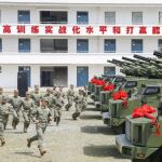 Tropas de una brigada de defensa aérea china junto al nuevo sistema de artillería