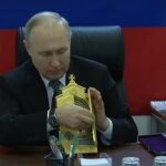 Putin en los territorios conquistados en Ucrania con una copia de una reliquia del Imperio ruso