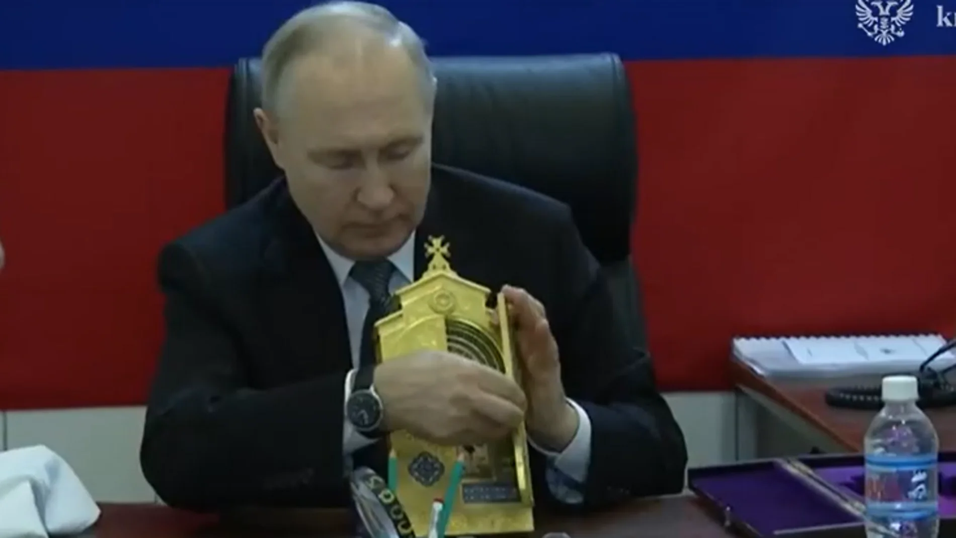 Putin en los territorios conquistados en Ucrania con una copia de una reliquia del Imperio ruso