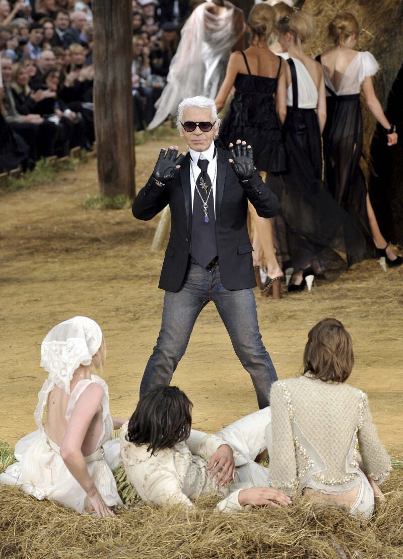 El diseñador alemán Karl Lagerfeld saluda al público después de la presentación de la colección de Primavera-Verano 2010 de la firma Chanel durante la Semana de la Moda Prêt-à-Porter de París (Francia)