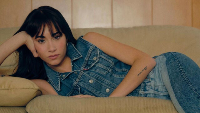 Aitana protagoniza una campaña para Levi's.