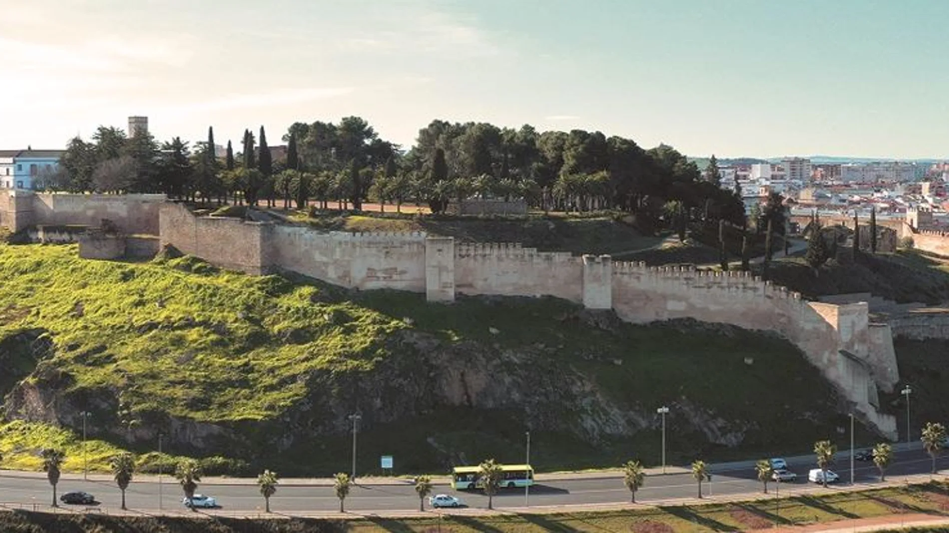 Esta es la ciudad española con la muralla y la alcazaba más grandes de Europa