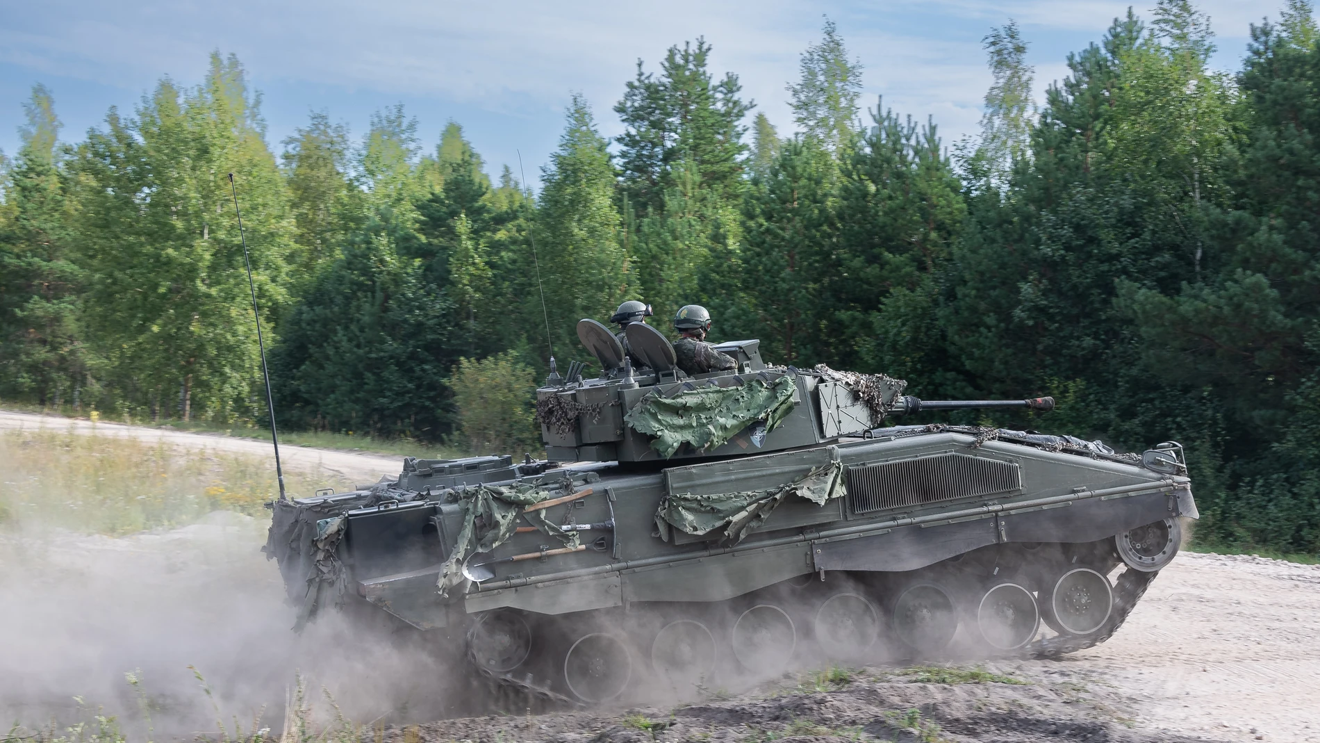 Un vehículo de combate "Pizarro" español desplegado en Letonia