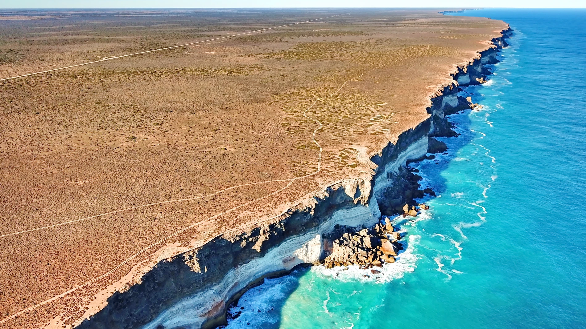 Imagen de dron de los acantilados de Bunda, donde la llanura de Nullarbor se encuentra con la Gran Bahía Australiana. Las capas en los acantilados representan diferentes unidades de caliza. 