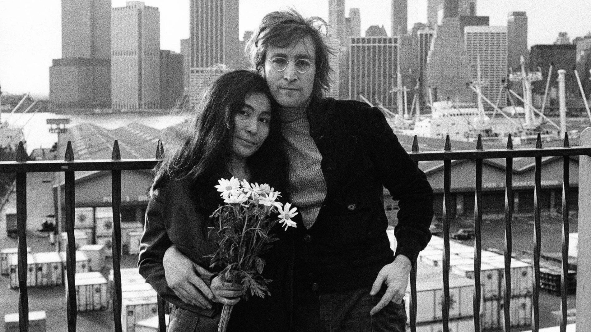  Fotograma cedido por el Servicio Público de Radiofusión (PBS) donde aparecen John Lennon y Yoko Ono posando en Nueva York, durante una escena del documental Lennon NYC de la serie American Masters. 