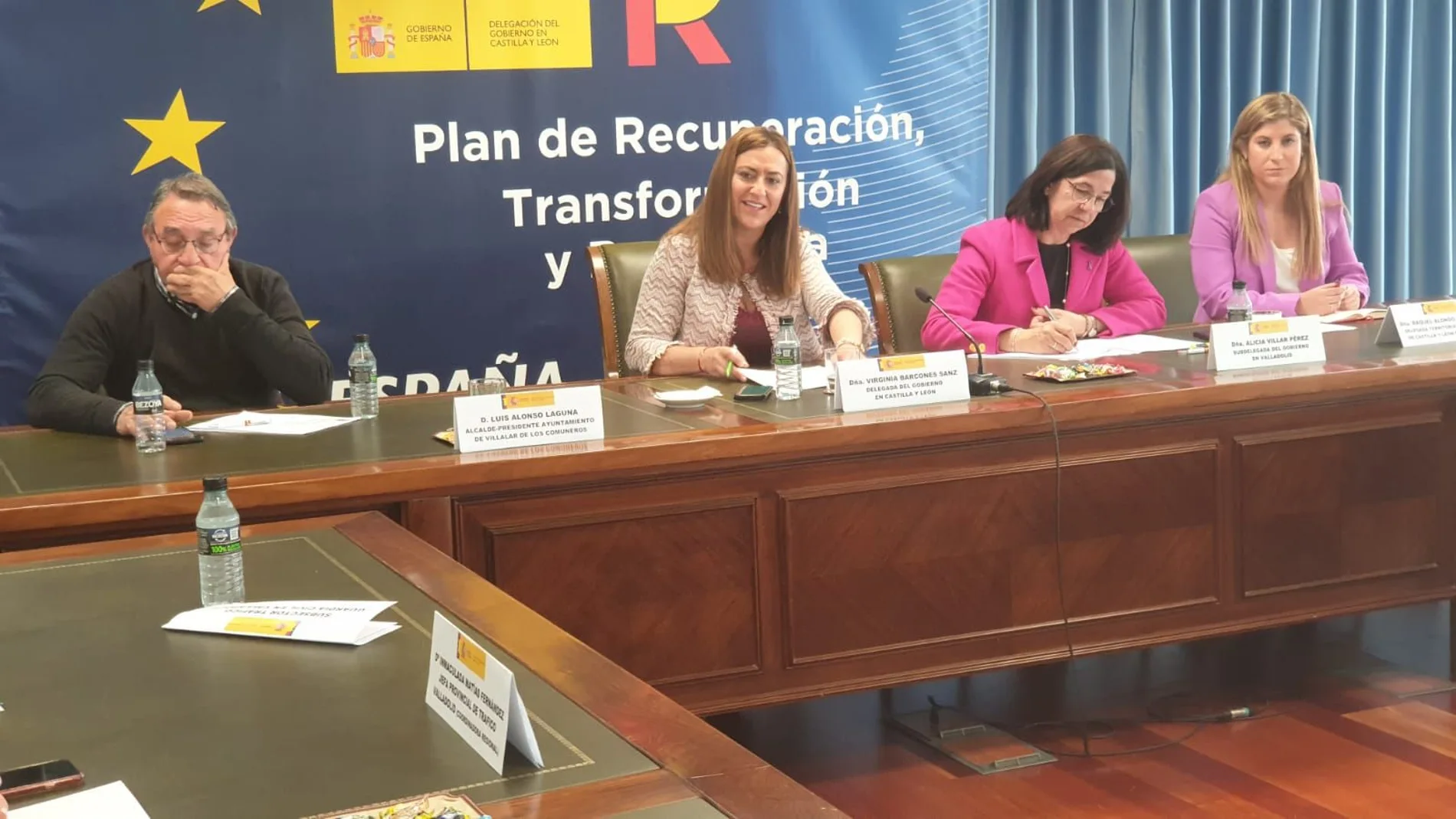 Virginia Barcones preside la reunión de la comisión local de seguridad para Villalar junto al alcalde, Luis Alonso y la subdelegada Alicia Villar, entre otros