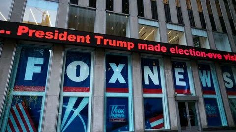 Un titular sobre el ex presidente Donald Trump, en los estudios de Fox News en Nueva York