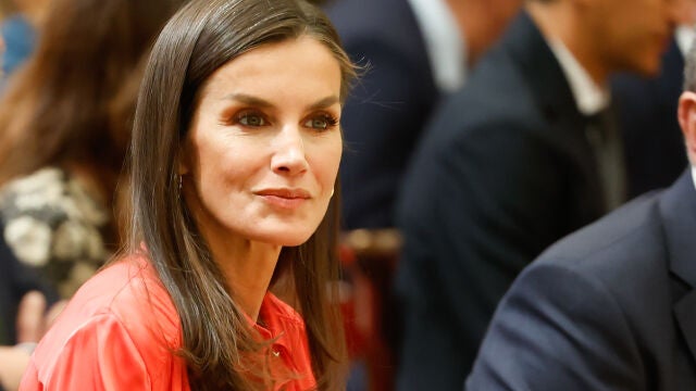 La Reina Letizia estrena falda de lo más sexy. 
