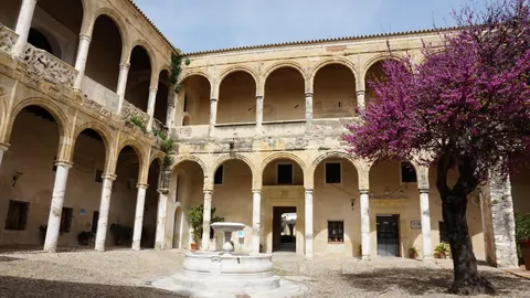 Un castillo en la sierra con un "jardín de Belvedere"