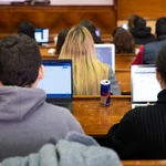 Varios estudiantes asisten a clase en la Facultad de Derecho de la Universidad Complutense de Madrid