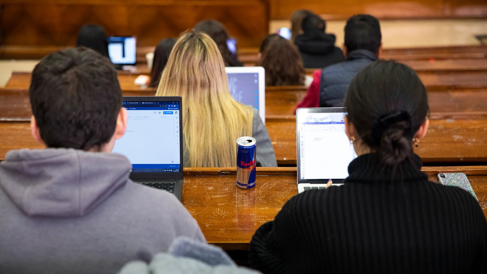 Varios estudiantes asisten a clase en la Facultad de Derecho de la Universidad Complutense de Madrid