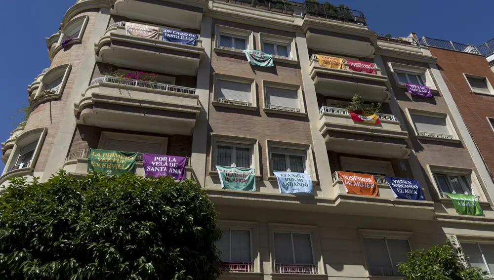 Banderas con letras de sevillanas en los balcones de Los Remedios