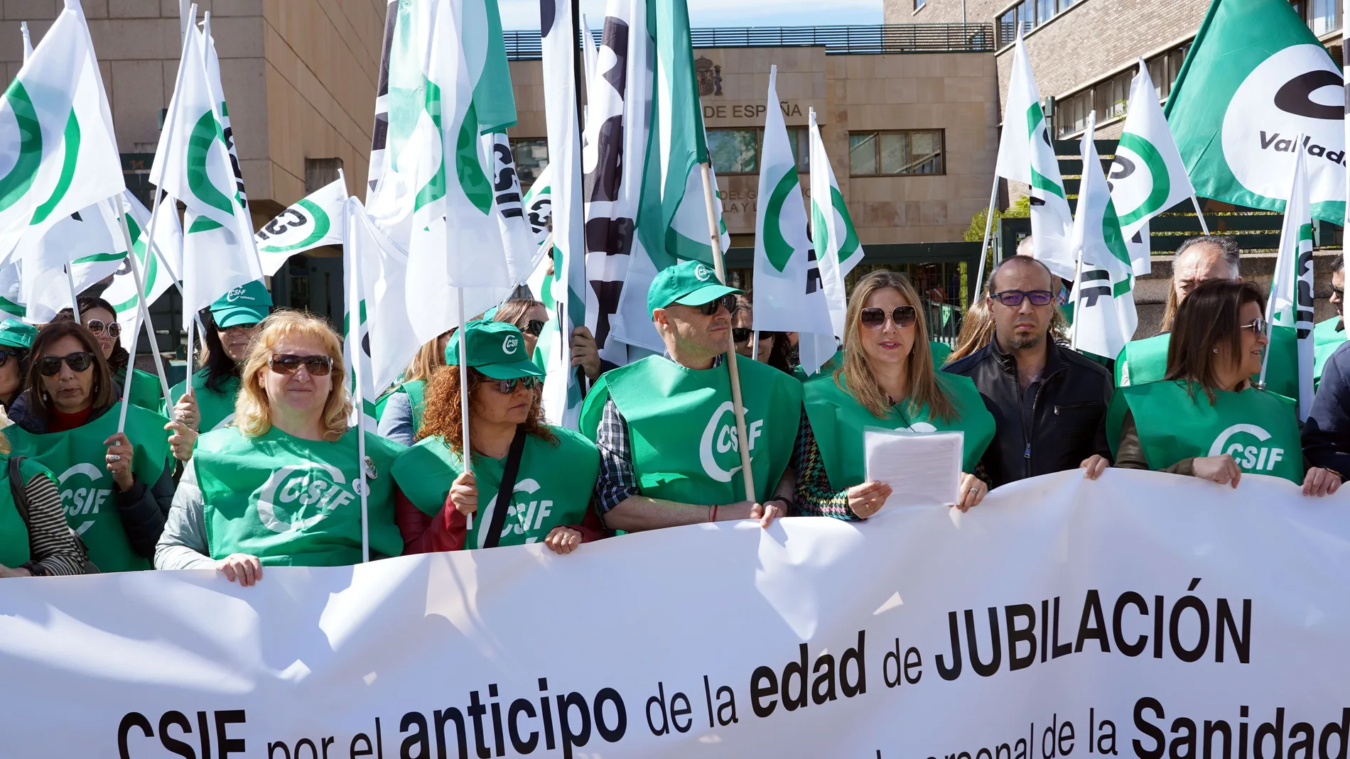 Concentración de CSIF frente a la Delegación del Gobierno en Valladolid para reclamar la implantación entre los sanitarios de la jubilación anticipada voluntaria por coeficiente reductor