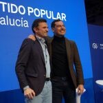 El presidente de la Junta de Andalucía, Juanma Moreno, junto al candidato popular a la Alcaldía de Cádiz, Bruno García