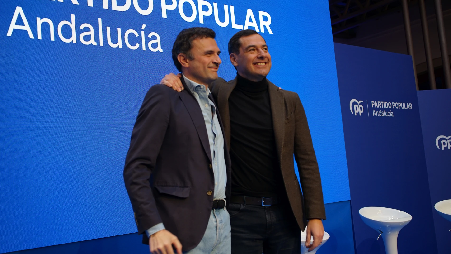 El presidente de la Junta de Andalucía, Juanma Moreno, junto al candidato popular a la Alcaldía de Cádiz, Bruno García