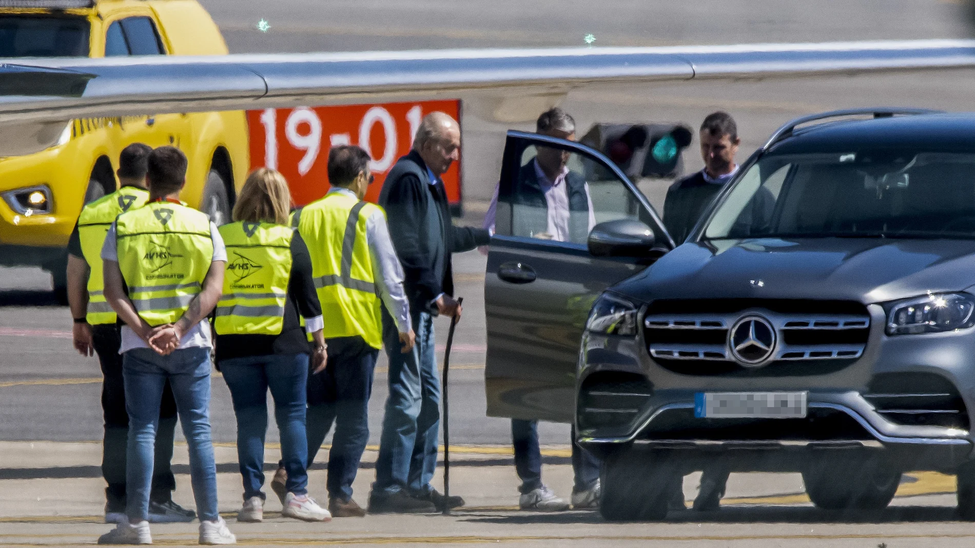 Don Juan Carlos, ayer a su llegada al aeropuerto de Peinador (Vigo)