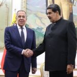 El presidente de Venezuela, Nicolás Maduro, saluda al canciller ruso, Serguéi Lavrov