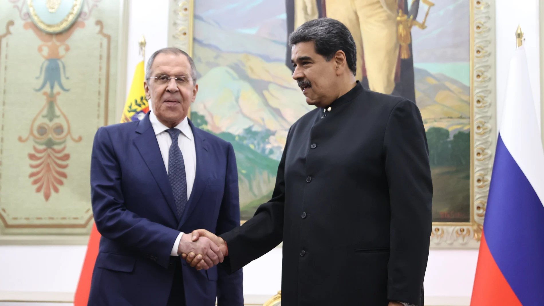 El presidente de Venezuela, Nicolás Maduro, saluda al canciller ruso, Serguéi Lavrov